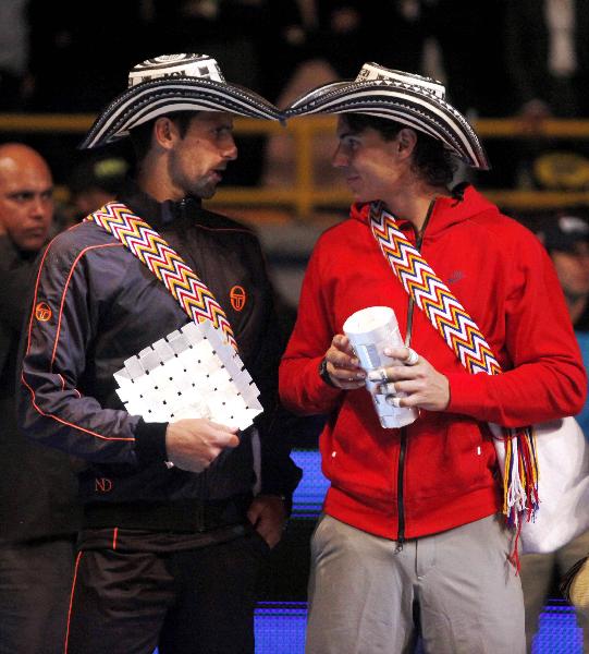  Tennis players Rafael Nadal (R) of Spain and Novak Djokovic of Serbia talk as they wear Colombian Vueltiao hats after an exhibition tennis match in Bogota March 21, 2011. Nadal won the game 2-0.(Xinhua/Reuters Photo)