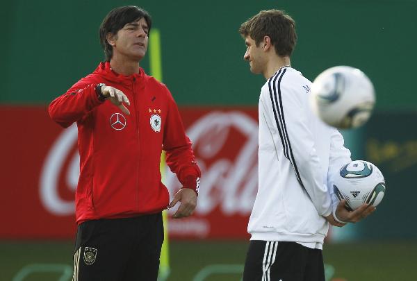 Coach Joachim Loew (L) talks with Thomas Mueller during a German national soccer team training session in Wiesbaden, March 22, 2011. Germany will face Kazakhstan in a Euro 2012 qualifying match on Saturday. (Xinhua/Reuters Photo)