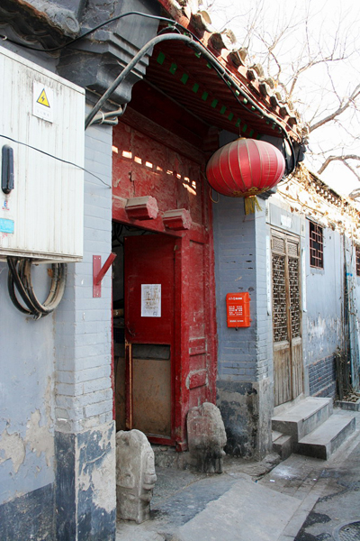 The time-battered hutong houses stand fast today. [Photo:CRIENGLISH.com]