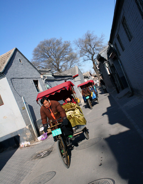 Touring hutongs in a pedicab is the popular option for tourists. [Photo:CRIENGLISH.com] 