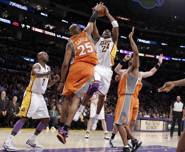 Los Angeles Lakers' Kobe Bryant (3rd L) goes up to shoot against the Phoenix Suns during the first half of their NBA game in Los Angeles, California March 22, 2011. (Xinhua/Reuters Photo)