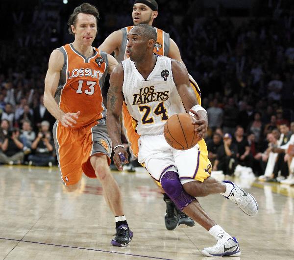 Los Angeles Lakers Kobe Bryant (R) drives past Phoenix Suns Steve Nash during their NBA basketball game in Los Angeles, California March 22, 2011. (Xinhua/Reuters Photo)