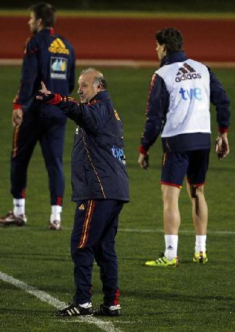 Spain's national soccer coach Vicente del Bosque (C) gives instructions to his players during a training session at Soccer City training grounds in Las Rozas, near Madrid, March 22, 2011. Spain will play the Czech Republic in an Euro 2012 qualifier on Friday. (Xinhua/Reuters Photo) 