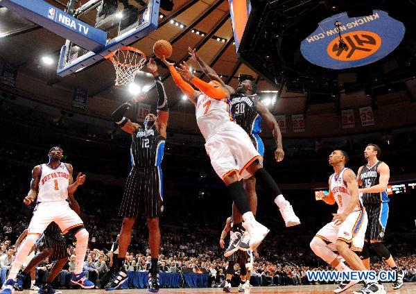 Carmelo Anthony(top C) of New York Knicks goes up to the basket during their NBA basketball game against Orlando Magic in New York, the United States, March 23, 2011. New York Knicks lost by 99-111. (Xinhua/Shen Hong)