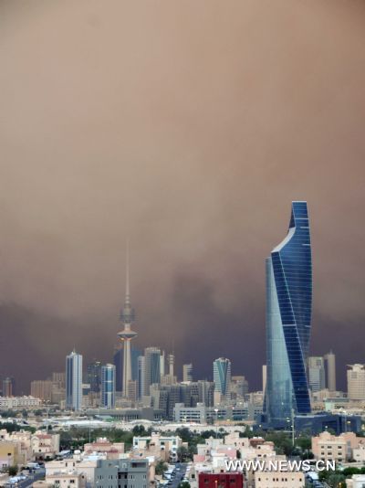 A heavy sandstorm is seen sweeping across Kuwait on March 25, 2011. An unexpected sandstorm that swept Kuwait on Friday forced the oil-rich Gulf emirate to suspend its oil exploration and exports, state-owned Kuwaiti Petroleum Corporation said. [Xinhua/Du Jian]