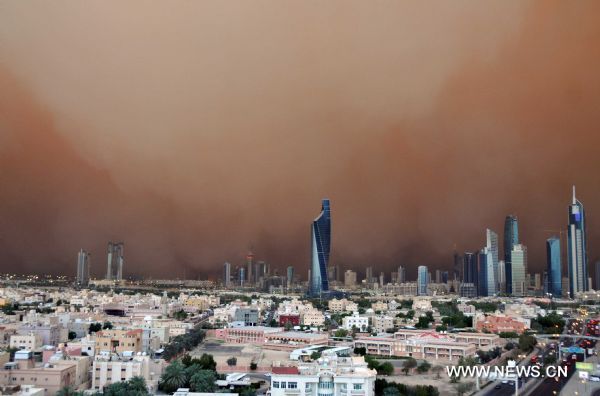 A heavy sandstorm is seen sweeping across Kuwait on March 25, 2011. An unexpected sandstorm that swept Kuwait on Friday forced the oil-rich Gulf emirate to suspend its oil exploration and exports, state-owned Kuwaiti Petroleum Corporation said. [Du Jian/Xinhua] 