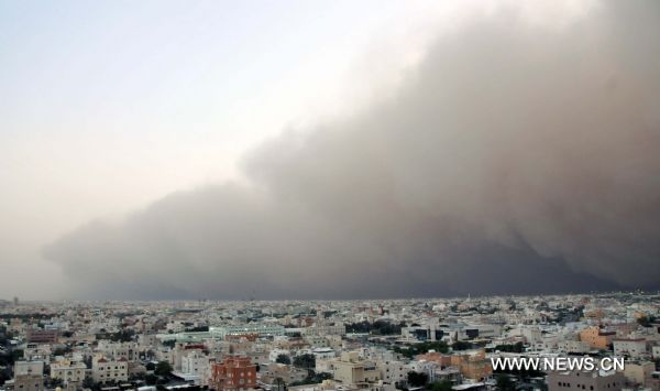 A heavy sandstorm is seen sweeping across Kuwait on March 25, 2011. An unexpected sandstorm that swept Kuwait on Friday forced the oil-rich Gulf emirate to suspend its oil exploration and exports, state-owned Kuwaiti Petroleum Corporation said. [Xinhua/Du Jian]