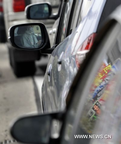 Cars wait to refuel in Fukushima City, Japan, March 25, 2011. The city has been witnessing a change of people&apos;s life since the nuclear crisis broke out at the the crippled Fukushima Daiichi nuclear power plant after the earthquake. [Huang Xiaoyong/Xinhua]