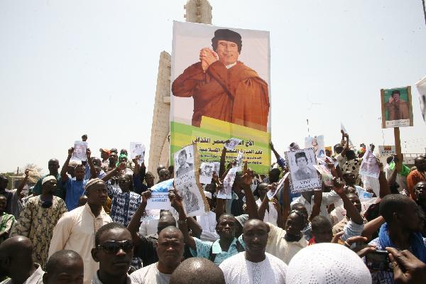 People attend a demonstration in support of Libyan leader Muammar Gaddafi in Bamako, Mali, March 27, 2011. Thousands of Gaddafi&apos;s supporters on Sunday protested in front of the French and U.S. embassies in Bamako. [Musha/Xinhua]