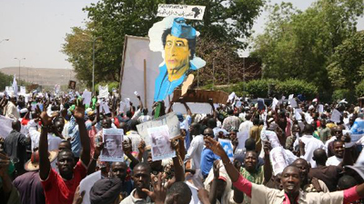 Gaddafi's supporters protest in French and U.S. embassies in Bamako, Mali