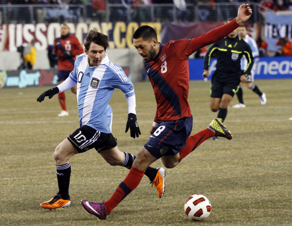 Clint Dempsey (R) of the U.S. Is challenged by Argentina's Lionel Messi during their international friendly soccer match in East Rutherford, New Jersey, March 26, 2011. (Xinhua/Reuters Photo)