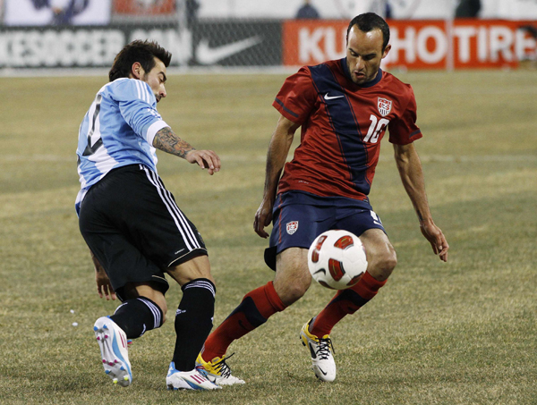 Landon Donovan (R) of the U.S. is challenged by from Argentina's Ezequiel Lavezzi during their international friendly soccer match in East Rutherford, New Jersey, March 26, 2011. (Xinhua/Reuters Photo)