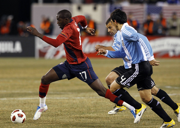 Jozy Altidore (L) of the U.S. is challenged by Argentina's Nicolas Burdisso and Javier Mascherano during their international friendly soccer match in East Rutherford, New Jersey, March 26, 2011. (Xinhua/Reuters Photo)