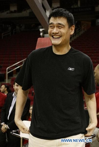 Houston Rockets' player Yao Ming smiles during an event to appreciate the fans' support, in Houston, the United States, March 24, 2011. (Xinhua/Song Qiong) 