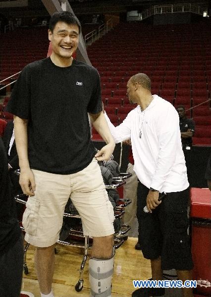 Houston Rockets' player Yao Ming (L) and his teammate Chuck Hayes are seen during an event to appreciate the fans' support in Houston, the United States, March 24, 2011. (Xinhua/Song Qiong)