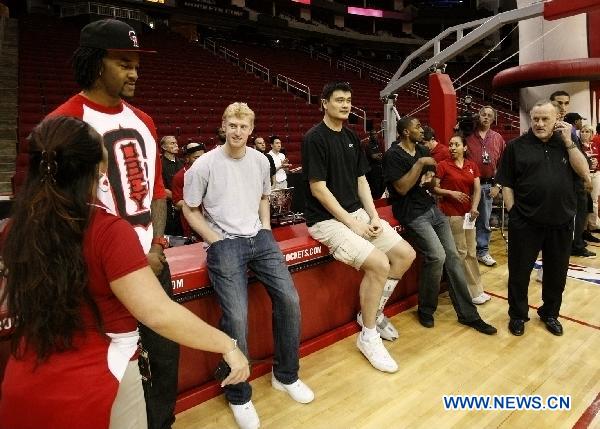 Houston Rockets' player Yao Ming (C) are seen with his coach and teammates during an event to appreciate the fans' support, in Houston, the United States, March 24, 2011. (Xinhua/Song Qiong) 