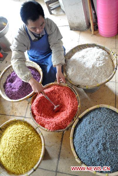 A retailer makes five-color glutinous rice in Nanning, capital of southwest China's Guangxi Zhuang Autonomous Region, March 27, 2011. [Xinhua]