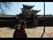 Shaxi Town, one of the world's 100 most endangered sites listed by the World Monuments Fund is a place where you can breathe in fresh air around-the-clock. Shaxi's agreeable climate, beautiful natural scenery and rich natural resources make it a place where the temperature is never too high or too low, and the water is greenish-blue and bluish-green.[Chinanews.com]
