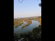 Wuyuan, known as the 'most beautiful countryside in China', is home to at least 50 old villages.Villages lie along small rivers, trees stand on riverbanks, and old farmers leisurely drive ducks toward a pond, forming a typical Chinese countryside scene. [xihongtao/jingnei.net]