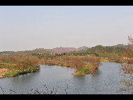 Wuyuan, known as the 'most beautiful countryside in China', is home to at least 50 old villages.Villages lie along small rivers, trees stand on riverbanks, and old farmers leisurely drive ducks toward a pond, forming a typical Chinese countryside scene. [xihongtao/jingnei.net]