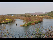 Wuyuan, known as the 'most beautiful countryside in China', is home to at least 50 old villages.Villages lie along small rivers, trees stand on riverbanks, and old farmers leisurely drive ducks toward a pond, forming a typical Chinese countryside scene. [xihongtao/jingnei.net]