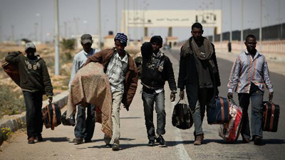 Thousands of refugees flee violence in Libya 