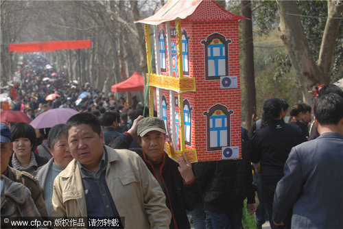 Grave sites come alive for Qingming Festival