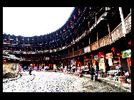 Photo shows the Tianluokeng Tulou, earth buildings in Chinese, in Nanjing County, southeast China's Fujian Province. Built on a base of stone, the thick walls of Tulou were packed with dirt and fortified with wood or bamboo internally. The architectural arts of the Fujian Tulou can be traced back nearly 1,000 years, and their design incorporates the tradition of fengshui (favorable siting within the environment). [老人河  /forums.nphoto.net]