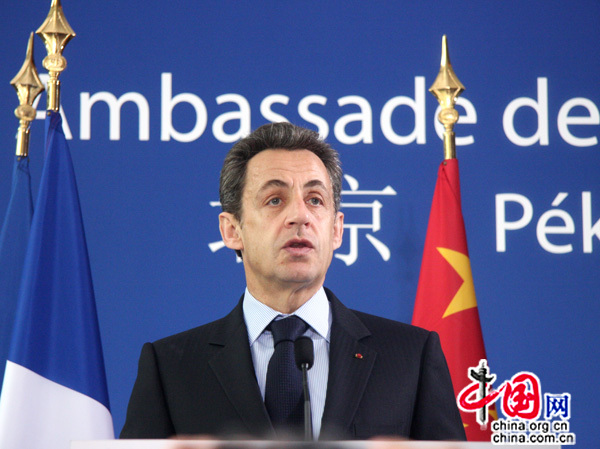 Le président français Nicolas Sarkozy prononce un discours à la cérémonie d'inauguration de la nouvelle ambassade de France en Chine.