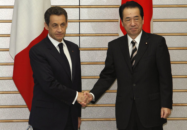 French President Nicolas Sarkozy (L) is welcomed by Japanese Prime Minister Naoto Kan prior to their talks at Kan's official residence in Tokyo March 31, 2011. [Xinhua]