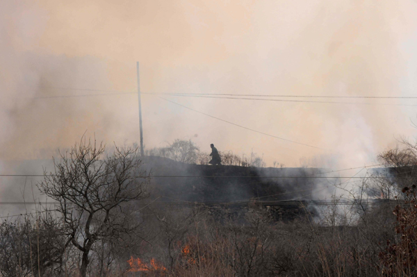 A mountain fire has been raging for more than a day on an island near port city of Dalian, northeast China's Liaoning Province, on Friday. [Xinhua photo]