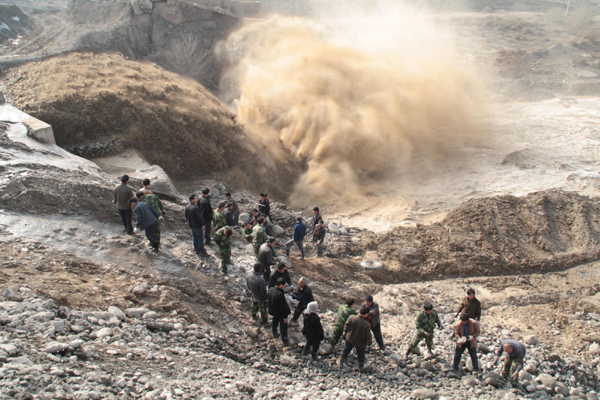 Rescuers reinforce a dam in the Ningjia River to prevent damage caused by snowmelt floods in Shihezi city, in Northwest China’s Xinjiang Uygur autonomous region, on Wednesday afternoon. As the weather warms up in Xinjiang, the snow is melting, causing floods in several cities in the region. [Xinhua]