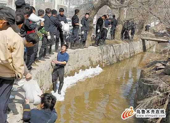 Rescuers reinforce a dam in the Ningjia River to prevent damage caused by snowmelt floods in Shihezi city, in Northwest China’s Xinjiang Uygur autonomous region, on Wednesday afternoon. As the weather warms up in Xinjiang, the snow is melting, causing floods in several cities in the region. [wlmqwb.com] 