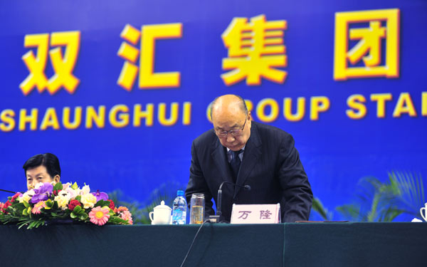 Wan Long, board chairman of Shuanghui Group, apologizes at a meeting on Thursday to consumers for a tainted pork scandal. [China Daily]