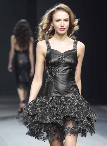 A model displays a creation by designer Elenora Amosova during her show at Fashion Week in Moscow April 2, 2011. 