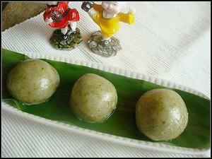 The green dumpling (青团)The green dumpling is a traditional food cooked for the Qingming Festival.