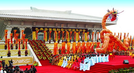 Chinese pay respects to Yellow Emperor