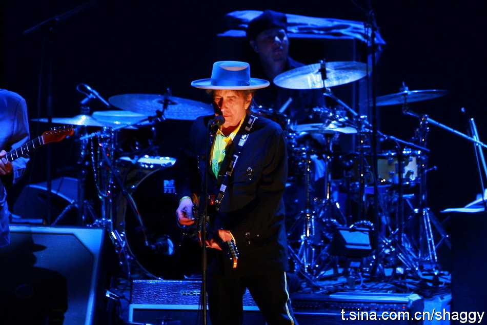 US music icon Bob Dylan kicked off his first China concert on Wendesday night at the Workers' Gymnasium in Beijing. 