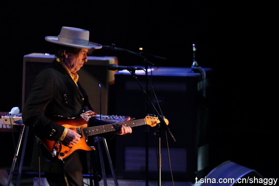 US music icon Bob Dylan kicked off his first China concert on Wendesday night at the Workers' Gymnasium in Beijing. 