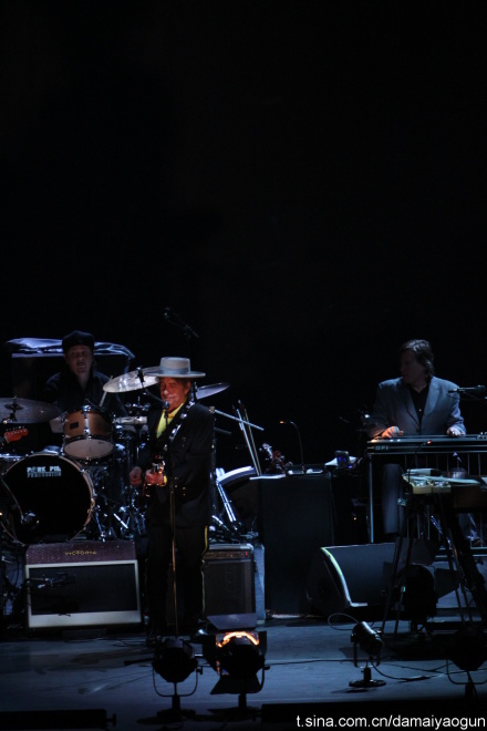 US music icon Bob Dylan kicked off his first China concert on Wendesday night at the Workers' Gymnasium in Beijing. 