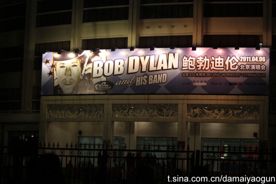 US music icon Bob Dylan kicked off his first China concert on Wendesday night at the Workers' Gymnasium in Beijing. 