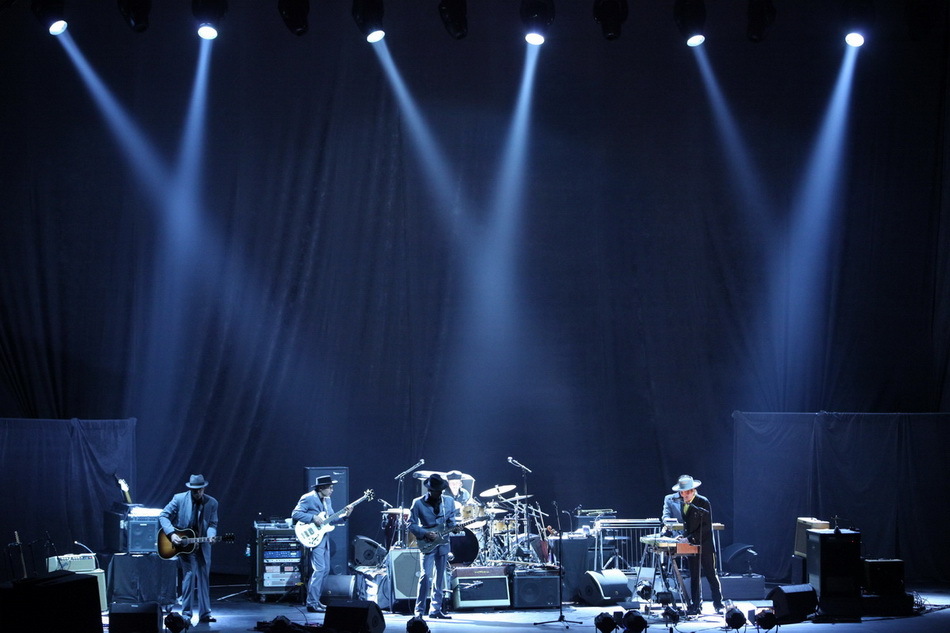 US music icon Bob Dylan kicked off his first China concert on Wendesday night at the Workers' Gymnasium in Beijing. 