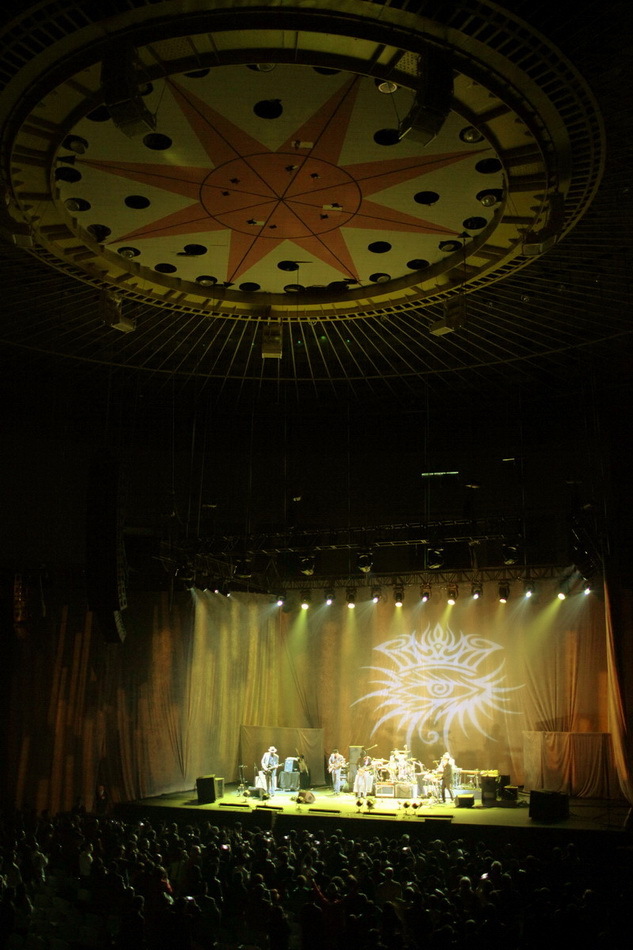 US music icon Bob Dylan kicked off his first China concert on Wendesday night at the Workers' Gymnasium in Beijing. 