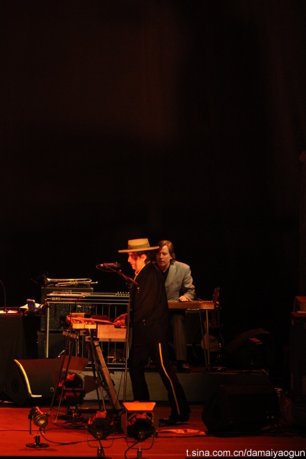 US music icon Bob Dylan kicked off his first China concert on Wendesday night at the Workers' Gymnasium in Beijing. 