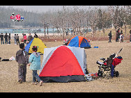 Olympic Forest Park is located to the north of the 'Bird's Nest' and 'Water Cube.' Shrouded in trees, reeds and grass and spotted with ponds, the 11.5-square-kilometer Olympic National Forest Park has become a popular destination for tourists to inhale some fresh air in Beijing. [Photo by Yuan Fang]