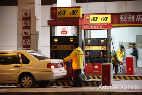A worker fills the tank of a car at a gas station in Dalian, Northeast China&apos;s Liaoning province, April 6, 2011. [Photo/Asianewsphoto]