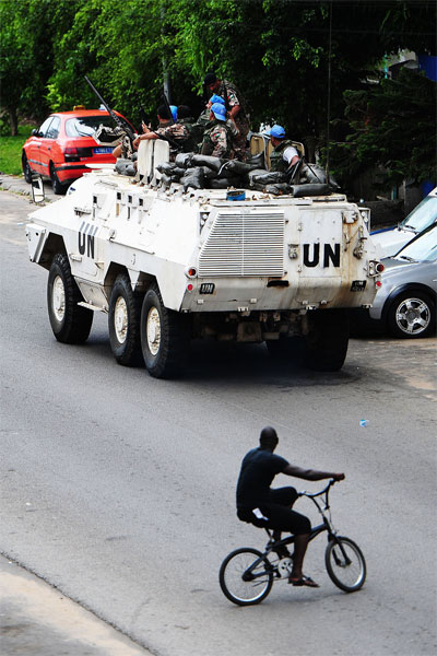 A United Nations armored personnel carrier patrols on a street in Abidjan, Cote d'Ivoire, on April 6, 2011. Pro-Ouattara forces in Cote d'Ivoire affirmed on Wednesday that they had launched an assault on the residence of embattled Cote d'Ivoire president Laurent Gbagbo. [Xinhua]