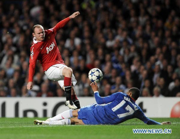 Wayne Rooney (L) of Manchester United attempts a goal against Jose Bosingwa of Chelsea during the first leg match of the 2010/11 UEFA Champions League quarter-finals at Stamford Bridge in London, Britain, April 6, 2011. Manchester United won by 1-0. (Xinhua/Zeng Yi) 