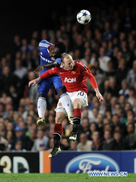 Wayne Rooney (R) of Manchester United and Michael Essien of Chelsea vie for a header during the first leg match of the 2010/11 UEFA Champions League quarter-finals at Stamford Bridge in London, Britain, April 6, 2011. Manchester United won by 1-0. (Xinhua/Zeng Yi) 