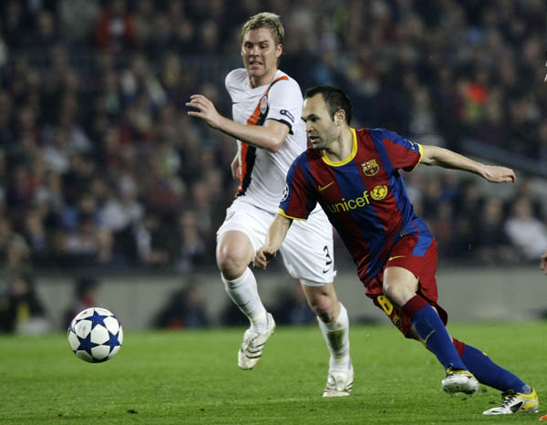 Barcelona's Andres Iniesta and Shakhtar Donetsk's Tomas Hubschman (L) fight for the ball during the first leg of their Champions League quarter-final soccer match at Camp Nou stadium in Barcelona April 6, 2011. (Xinhua/Reuters Photo)